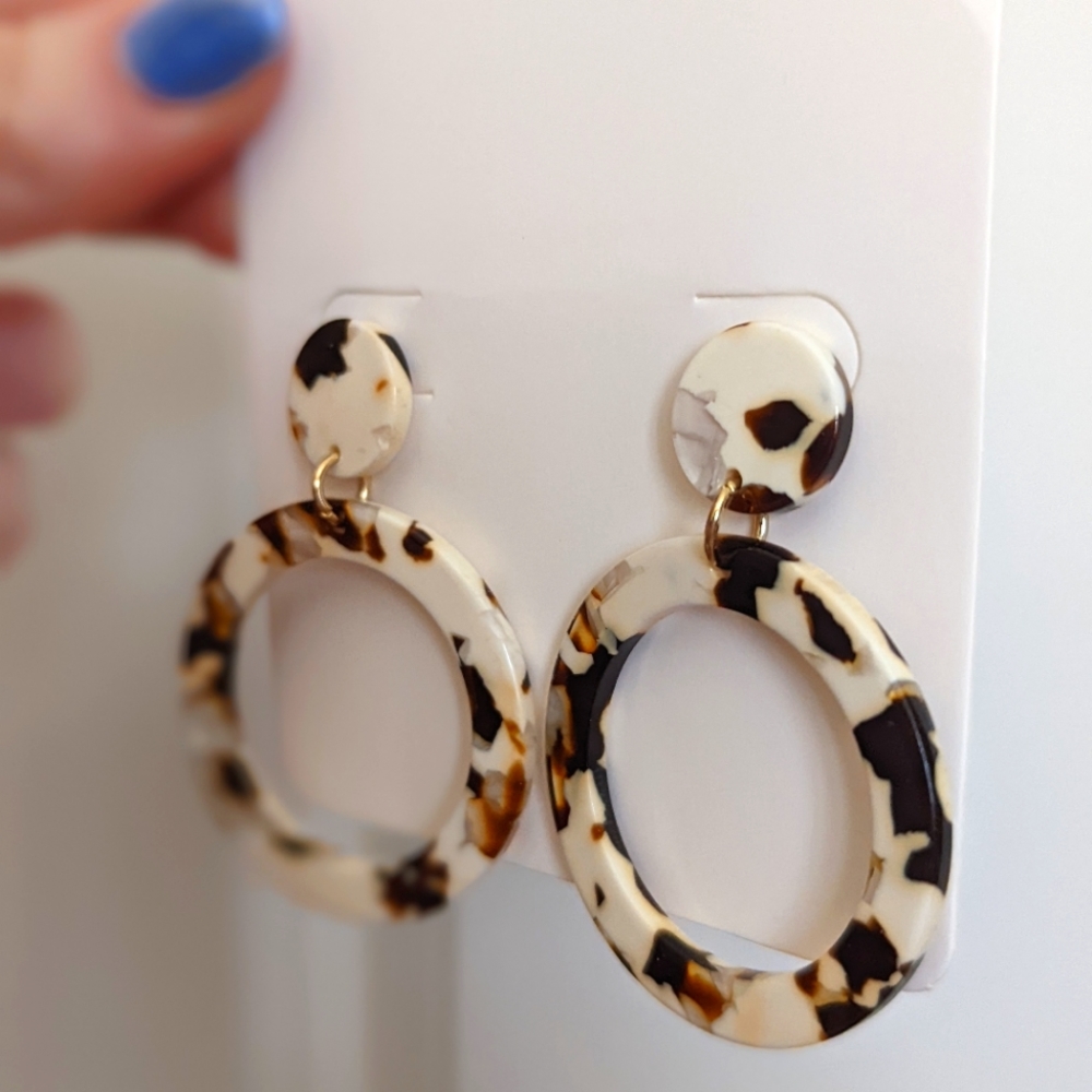 Tortoise Shell Style Hoop Earrings - Picture 2 of 2